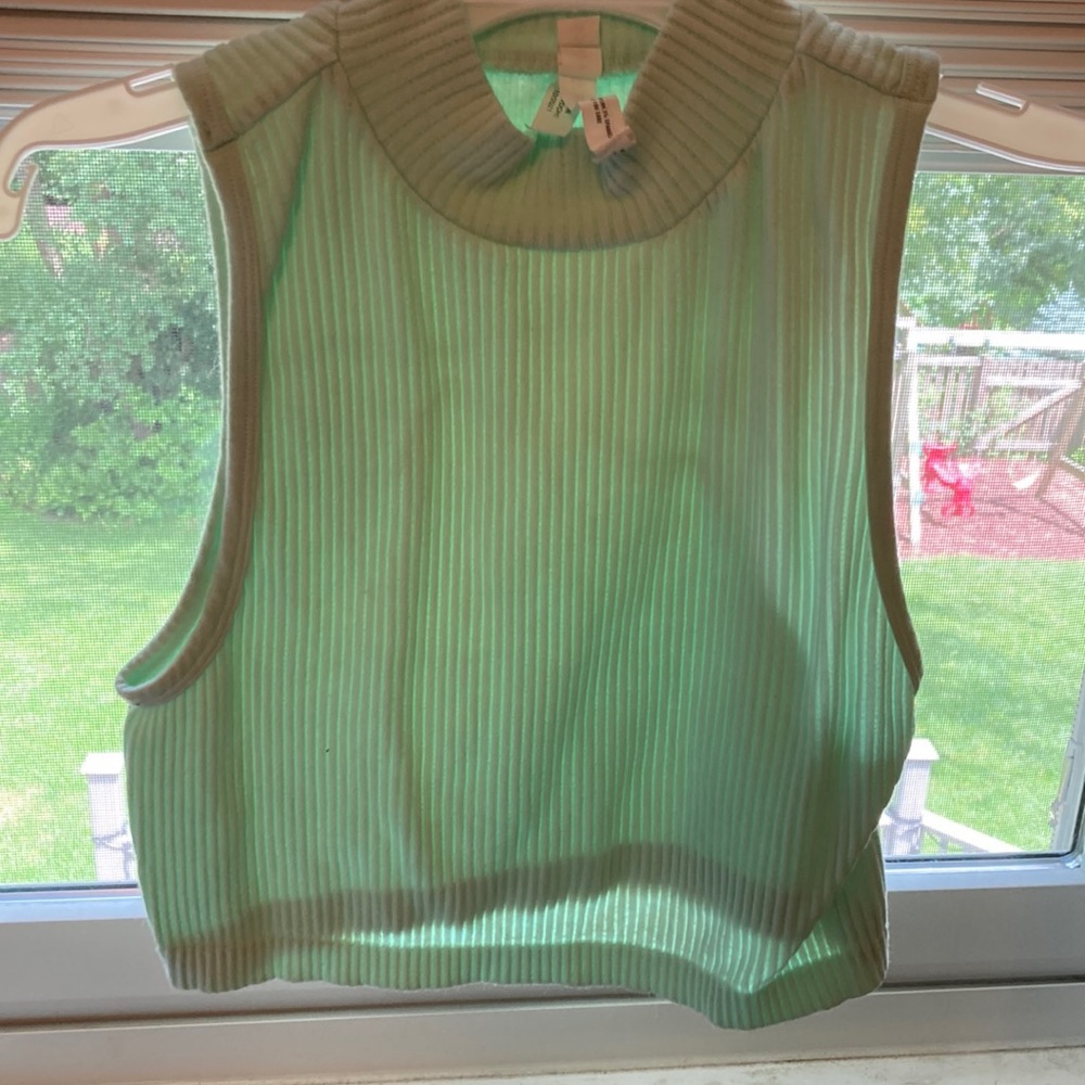 Cute cropped teal shirt